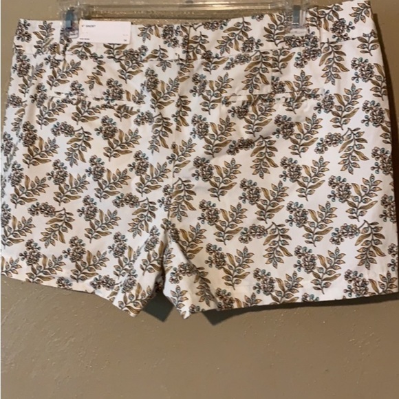 NWT “Loft” Mid Rise Shorts 4” - Picture 4 of 7
